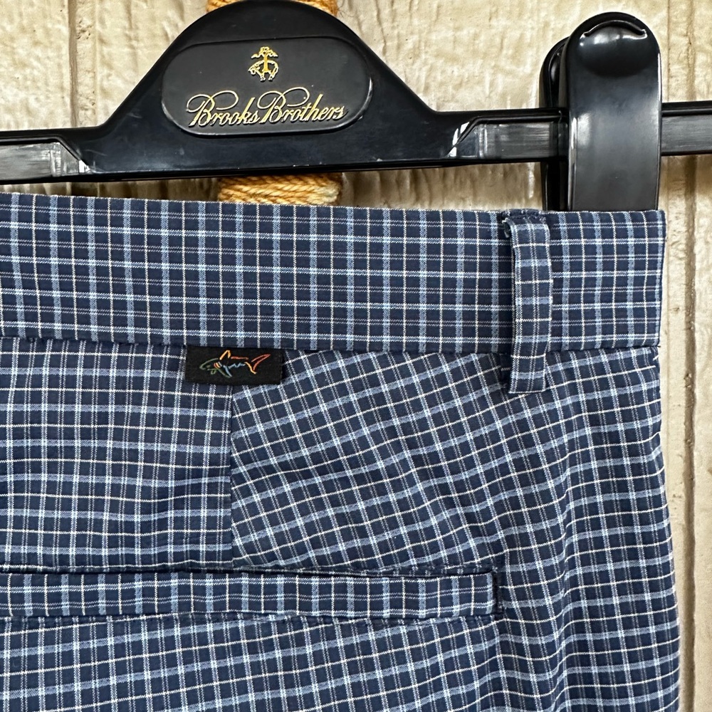 GREG NORMAN ⛳️ Men’s Flat Front Navy Plaid 9” Performance Golf Shorts - Size 34